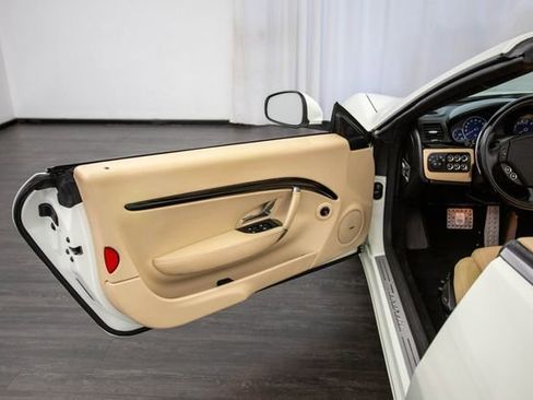 Used 2011 Maserati GranTurismo Convertible RWD image 16