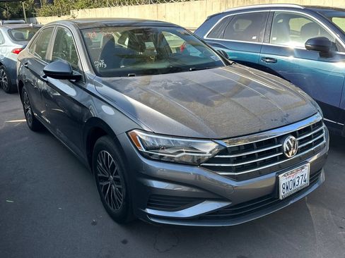 Used 2021 Volkswagen Jetta SE w/ SE Cold Weather Package FWD image 2