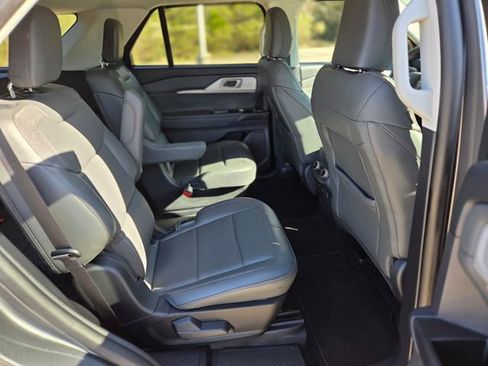 Used 2025 Ford Explorer Active w/ Active Comfort Package image 17