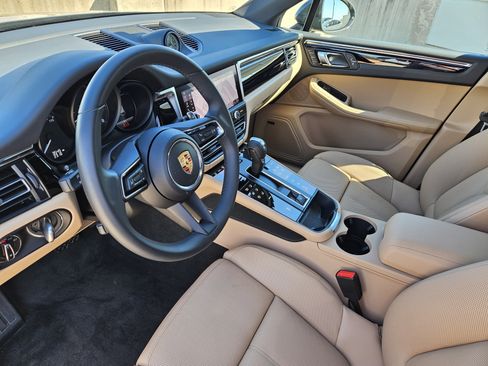 Certified 2025 Porsche Macan image 4