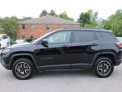Used 2025 Jeep Compass Trailhawk AWD/4WD image 5