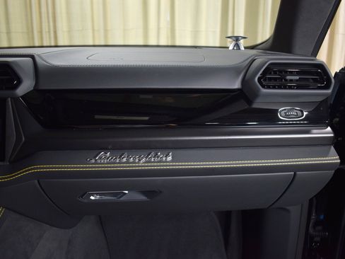 Used 2025 Lamborghini Urus SE image 24