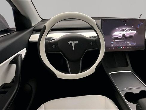 Used 2022 Tesla Model Y Long Range image 8