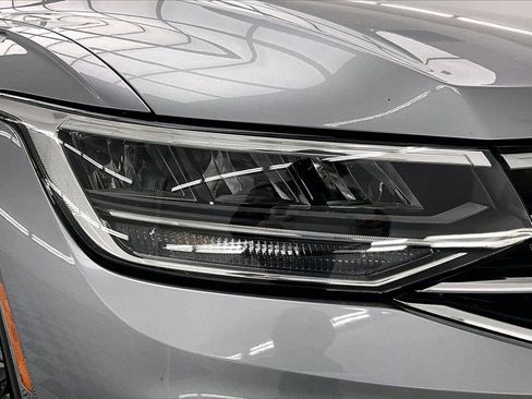 Used 2024 Volkswagen Tiguan SE image 29