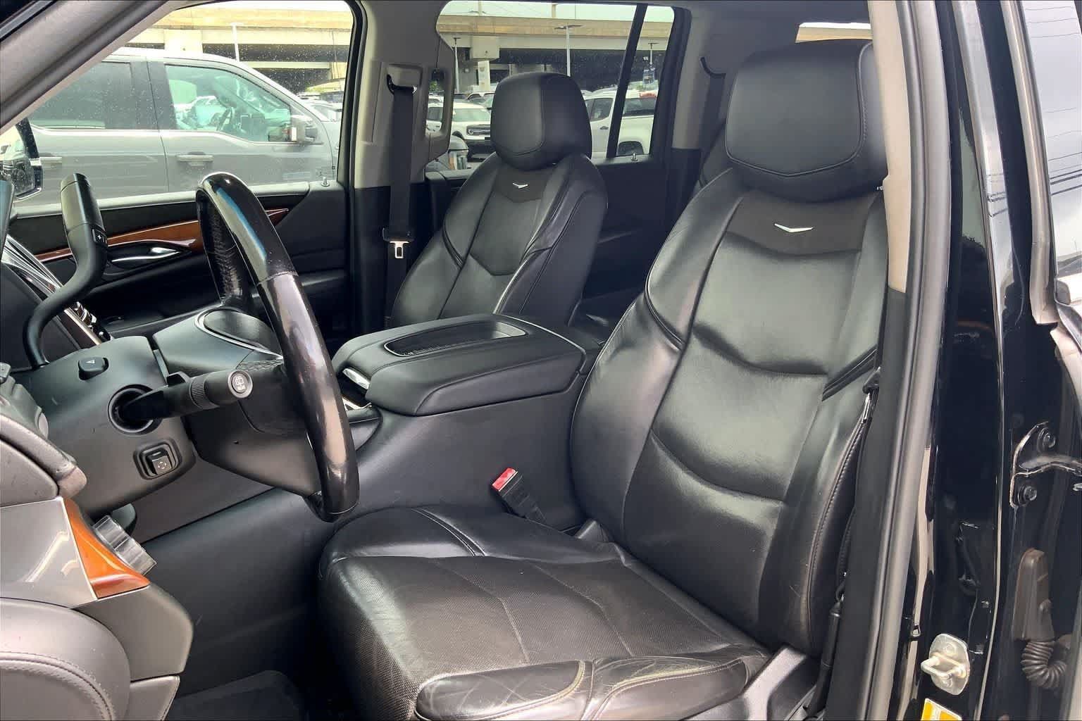 Used 2019 Cadillac Escalade ESV Luxury AWD/4WD image 11