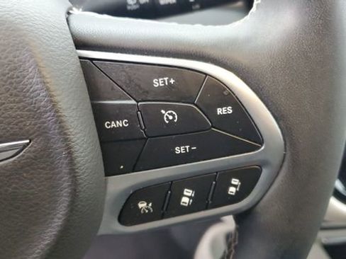 Certified 2024 Chrysler Pacifica Touring-L image 10