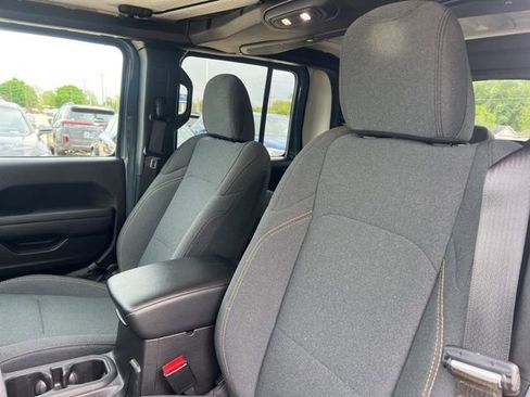 Used 2024 Jeep Gladiator Sport AWD/4WD image 7
