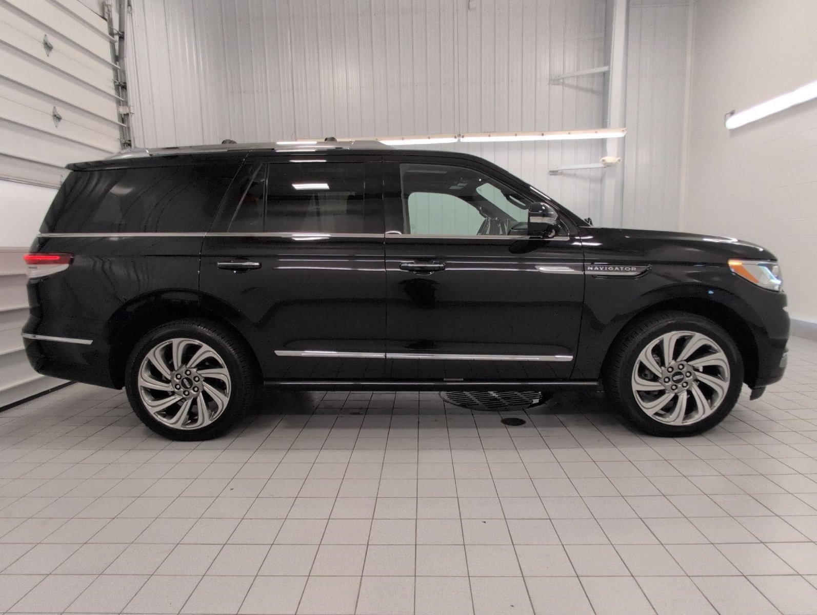 Used 2023 Lincoln Navigator Reserve AWD/4WD image 9