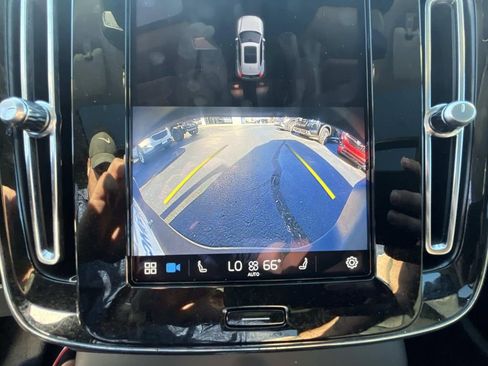 Used 2023 Volvo XC40 B4 Ultimate image 29