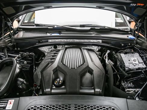 Certified 2026 Porsche Macan AWD/4WD image 32