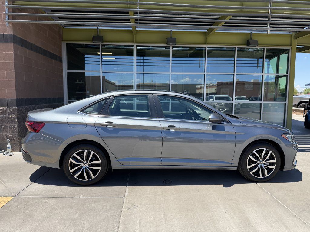 Used 2025 Volkswagen Jetta SE w/ Sunroof Package FWD image 9