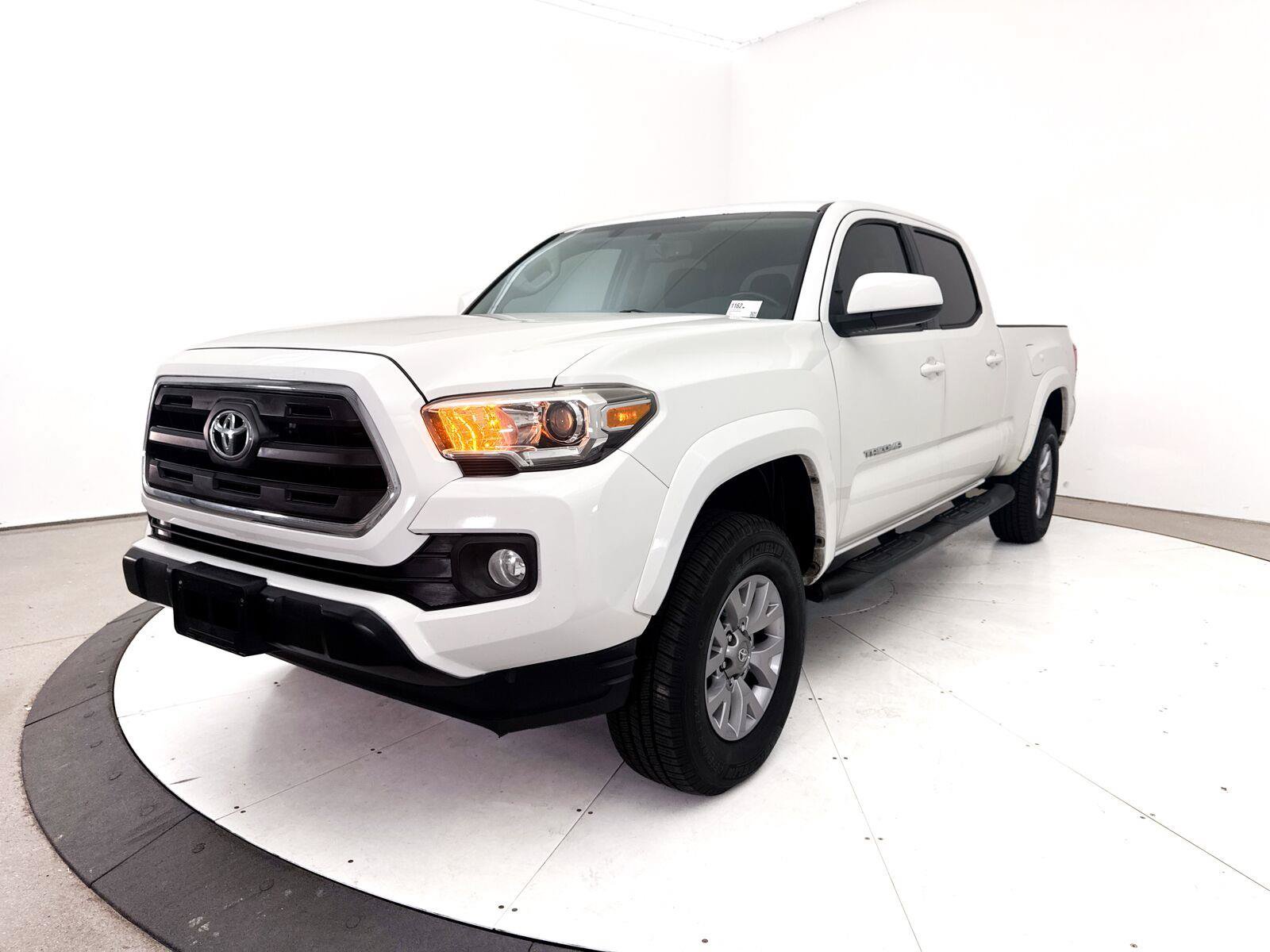 Used 2017 Toyota Tacoma SR5 w/ Exterior Package AWD/4WD image 3