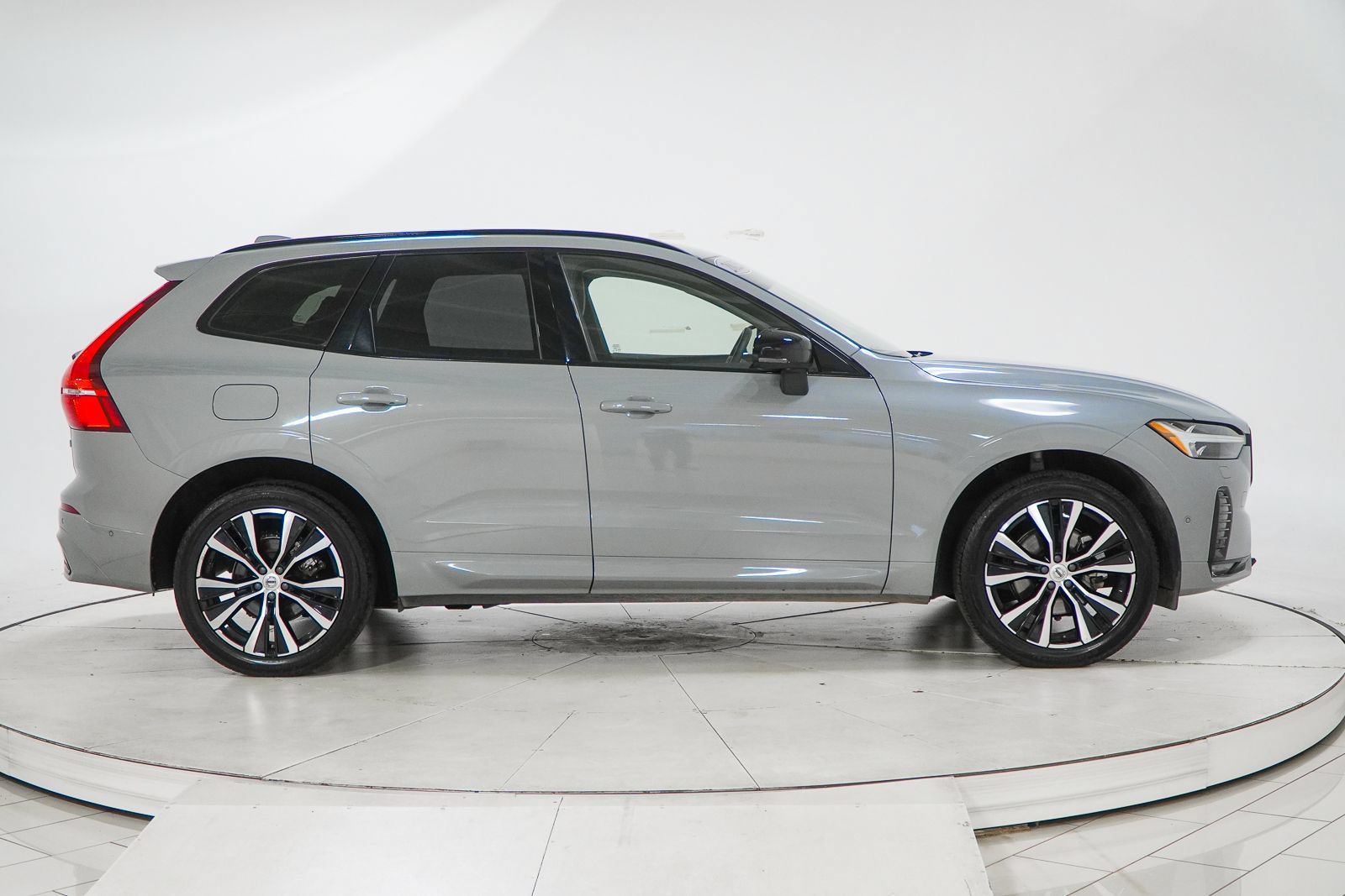 Used 2025 Volvo XC60 B5 Plus AWD/4WD image 12