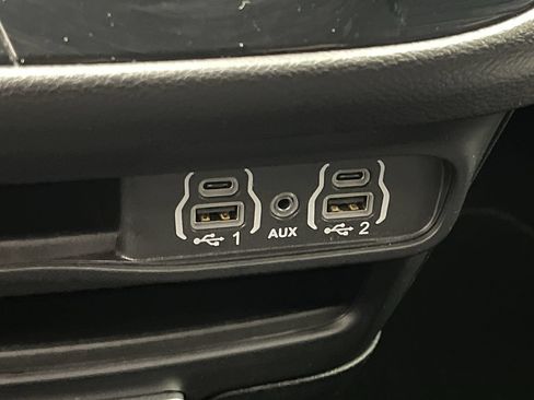 Used 2025 Chrysler Pacifica Select FWD image 25