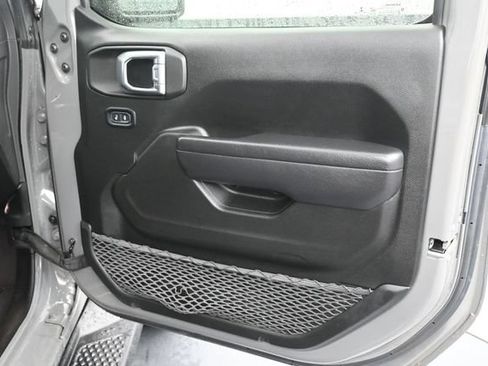Used 2022 Jeep Gladiator Rubicon AWD/4WD image 11