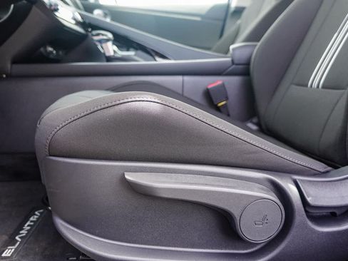 Certified 2025 Hyundai Elantra SEL FWD image 28