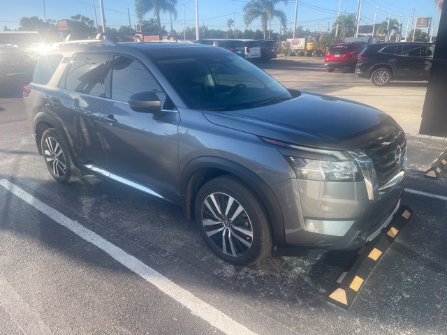 Used 2024 Nissan Pathfinder Platinum FWD image 3