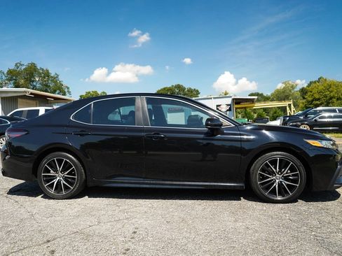 Used 2021 Toyota Camry SE FWD image 3