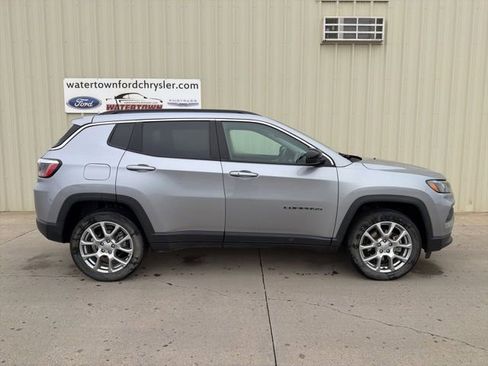 Used 2022 Jeep Compass Latitude w/ Sun and Sound Group image 1