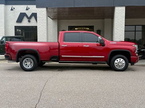 Used 2025 Chevrolet Silverado 3500 High Country w/ High Country Premium Package AWD/4WD image 4