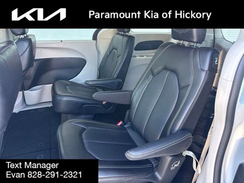 Used 2024 Chrysler Pacifica Touring-L FWD image 13