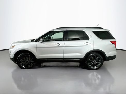 Used 2018 Ford Explorer XLT w/ XLT Appearance Package AWD/4WD image 4