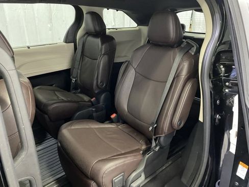 Certified 2024 Toyota Sienna Platinum image 11