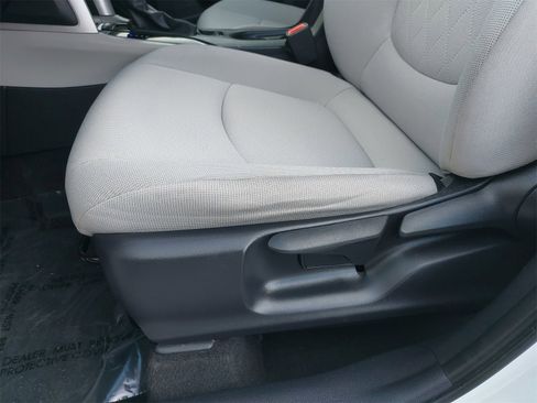 Used 2022 Toyota Corolla Cross L image 27