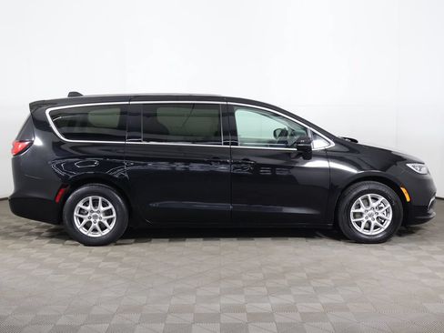 Used 2024 Chrysler Pacifica Touring-L FWD image 19