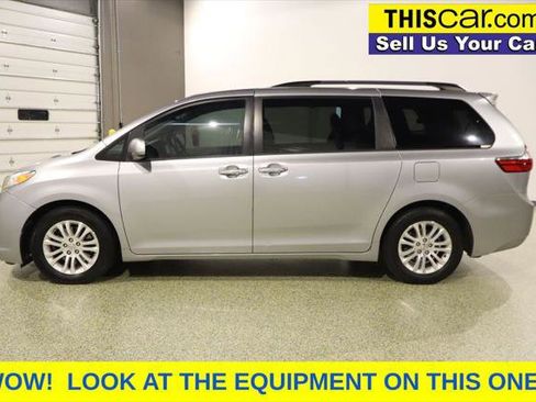 Used 2017 Toyota Sienna XLE Premium FWD image 5