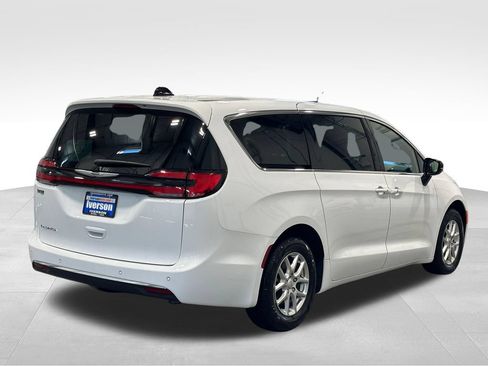 Used 2025 Chrysler Pacifica Select FWD image 7