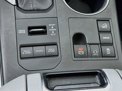 Used 2023 Toyota Highlander XLE AWD/4WD image 11