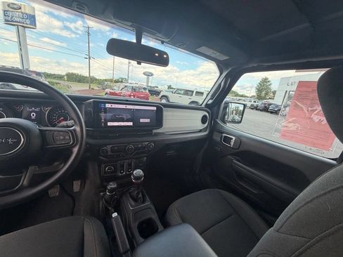 Used 2025 Jeep Wrangler Sport AWD/4WD image 15
