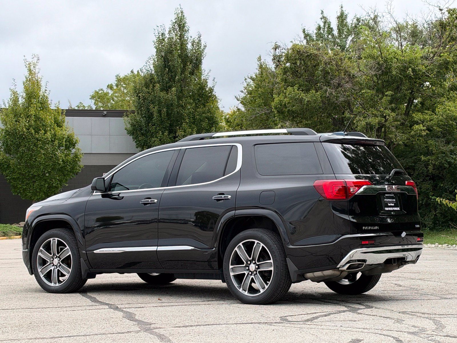 Used 2018 GMC Acadia Denali w/ Technology Package AWD/4WD image 3