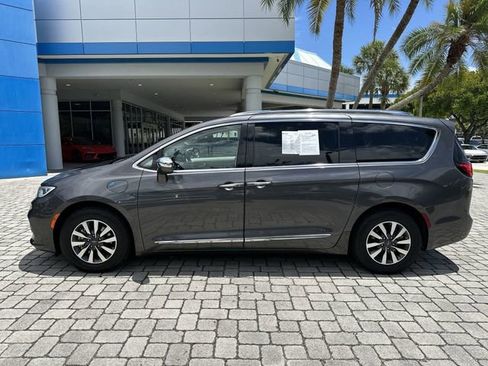 Used 2021 Chrysler Pacifica Limited w/ Uconnect Theater Family Group FWD image 40