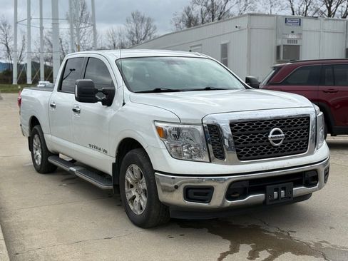 Used 2018 Nissan Titan SV w/ SV Convenience Package RWD image 4