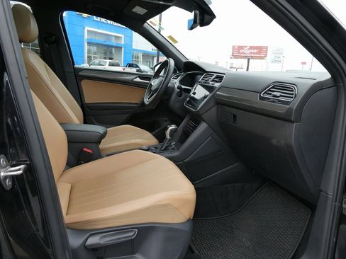 Used 2022 Volkswagen Tiguan SE w/ Panoramic Sunroof Package image 15