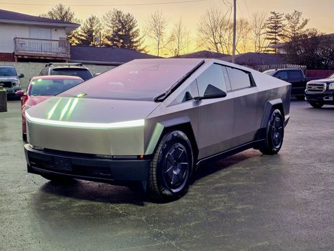 Used 2025 Tesla Cybertruck AWD Crew Cab image 4