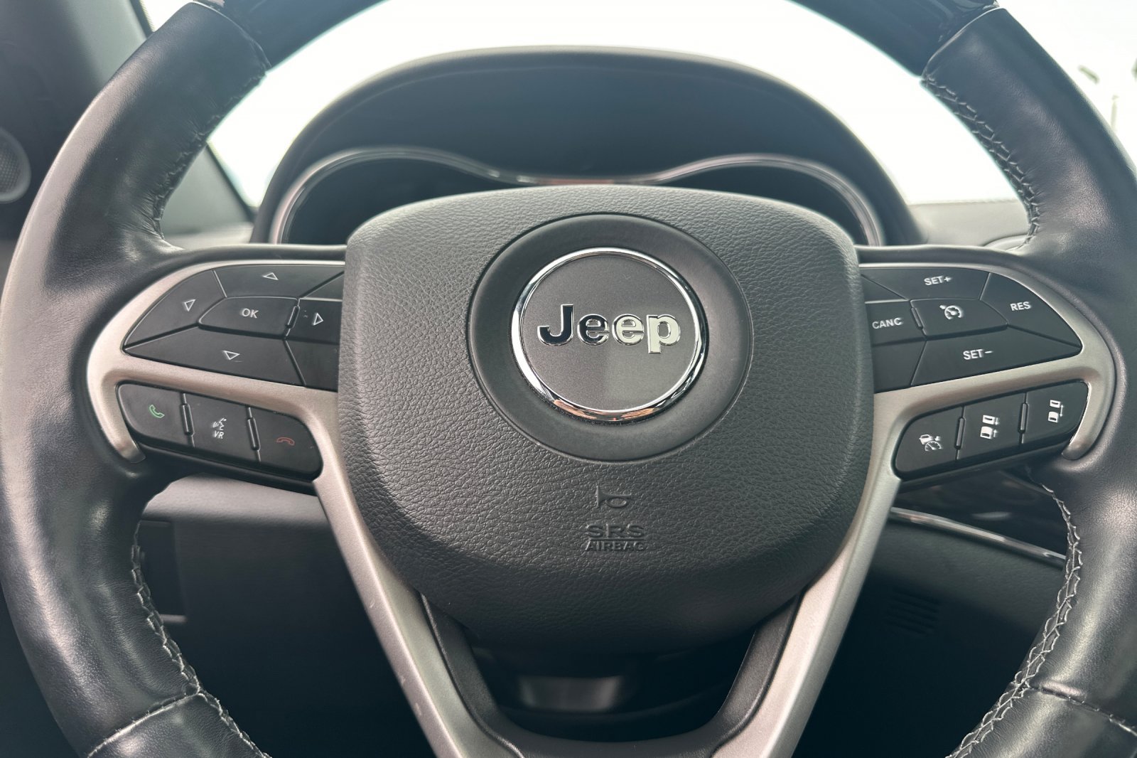 Used 2020 Jeep Grand Cherokee Overland AWD/4WD image 24
