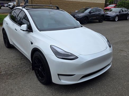 Used 2023 Tesla Model Y Performance AWD/4WD image 3