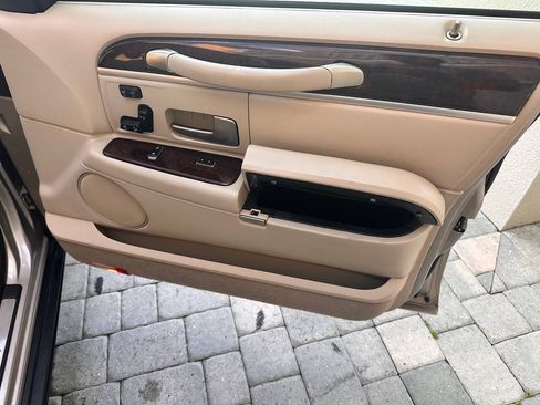 Used 2007 Lincoln Town Car Signature Limited RWD image 62