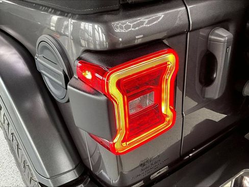 Used 2021 Jeep Wrangler Unlimited Rubicon w/ LED Lighting Group AWD/4WD image 23