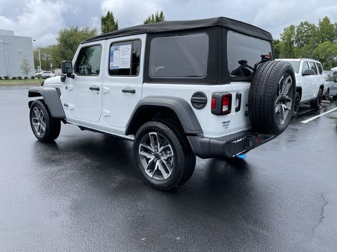 Used 2024 Jeep Wrangler Unlimited w/ Convenience Group AWD/4WD image 8