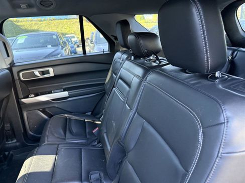 Used 2022 Ford Explorer XLT w/ Equipment Group 202A AWD/4WD image 10