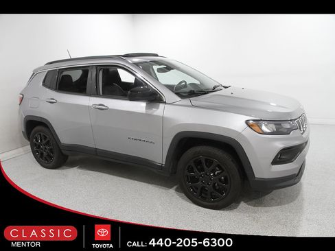 Used 2022 Jeep Compass Latitude w/ Sun and Sound Group AWD/4WD image 1