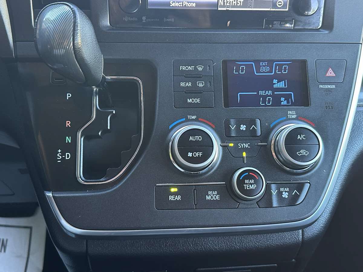 Used 2017 Toyota Sienna SE w/ SE Preferred Package FWD image 41