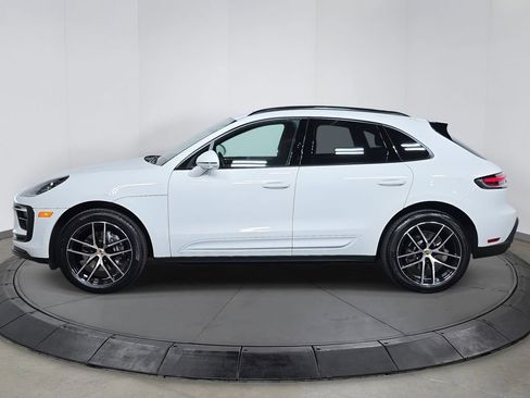 Certified 2025 Porsche Macan image 2