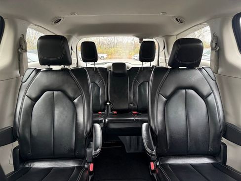 Used 2024 Chrysler Pacifica Touring-L image 42