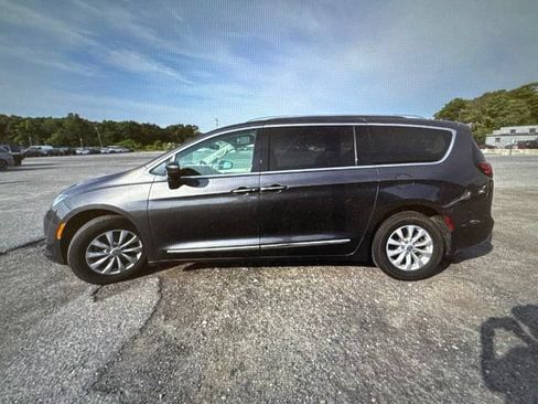 Used 2018 Chrysler Pacifica Touring-L FWD image 20