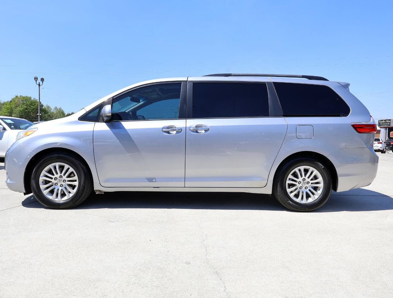 Used 2015 Toyota Sienna XLE FWD image 3